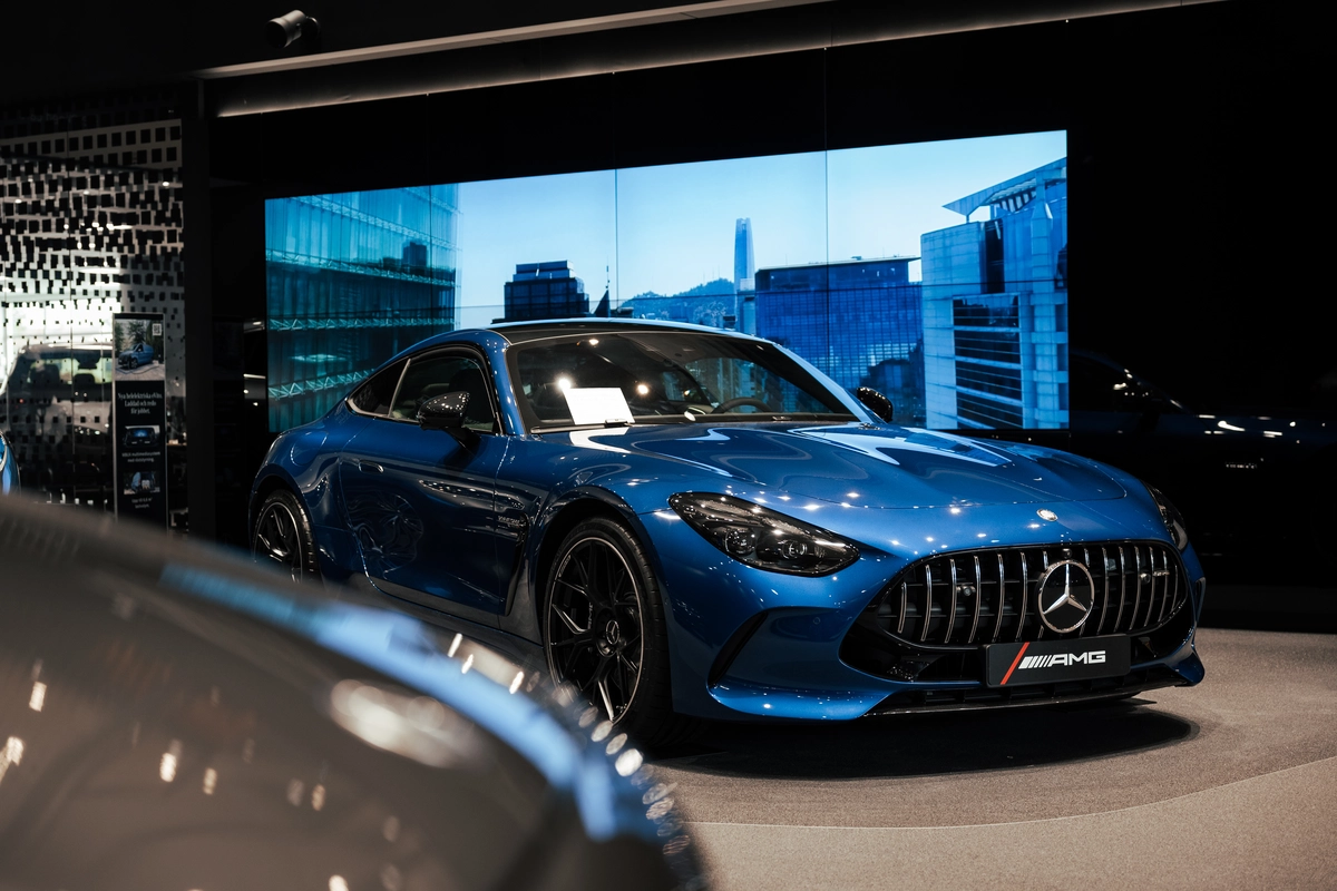 blå mercedes amg som glänser i bilhallen